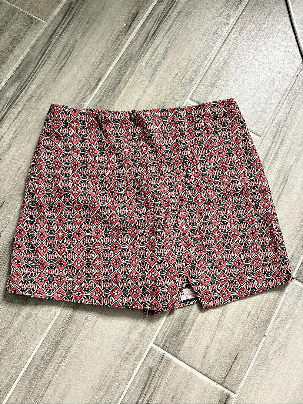 Hollister Women's Geometric Skort Red & Black Size 3 Like New